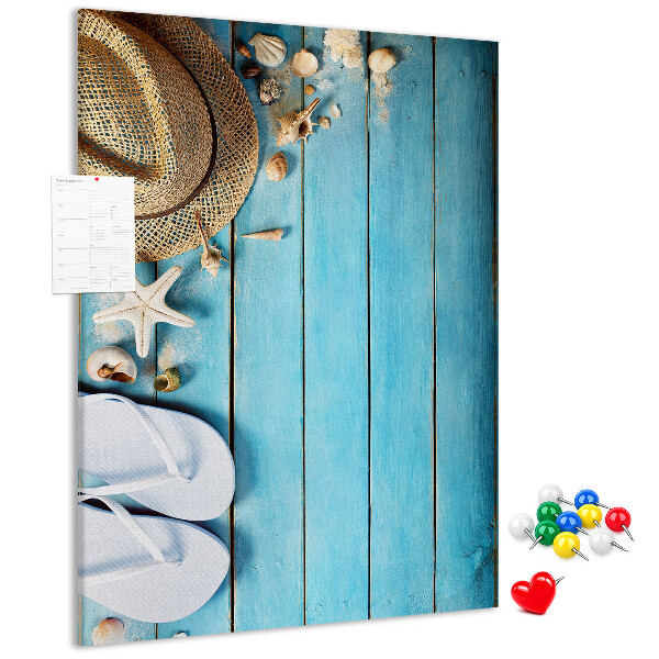 Bedruckte Korkplatte mit Motiv Sommeraccessoires auf blauem Holzgrund