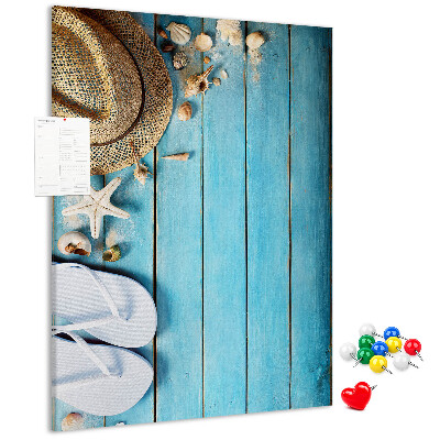 Bedruckte Korkplatte mit Motiv Sommeraccessoires auf blauem Holzgrund