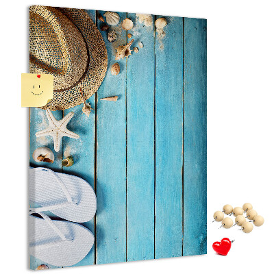 Bedruckte Korkplatte mit Motiv Sommeraccessoires auf blauem Holzgrund