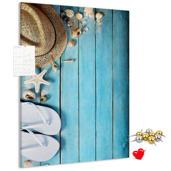 Bedruckte Korkplatte mit Motiv Sommeraccessoires auf blauem Holzgrund