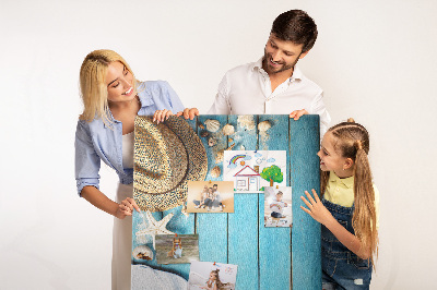 Bedruckte Korkplatte mit Motiv Sommeraccessoires auf blauem Holzgrund
