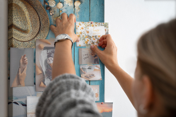 Bedruckte Korkplatte mit Motiv Sommeraccessoires auf blauem Holzgrund