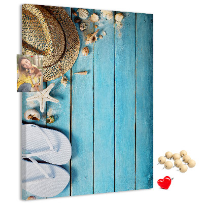 Bedruckte Korkplatte mit Motiv Sommeraccessoires auf blauem Holzgrund