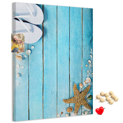 Pinnwand mit Motiv Strand-Flip-Flops auf blauem Untergrund
