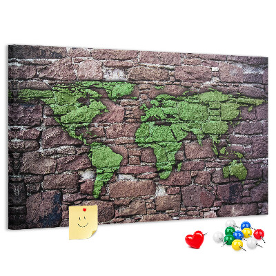 Korktafel mit Motiv einer grünen Weltkarte auf einer Steinmauer
