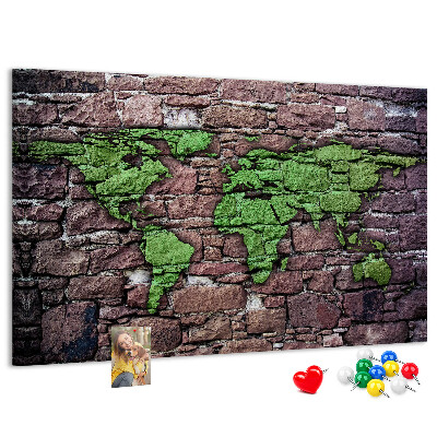 Korktafel mit Motiv einer grünen Weltkarte auf einer Steinmauer