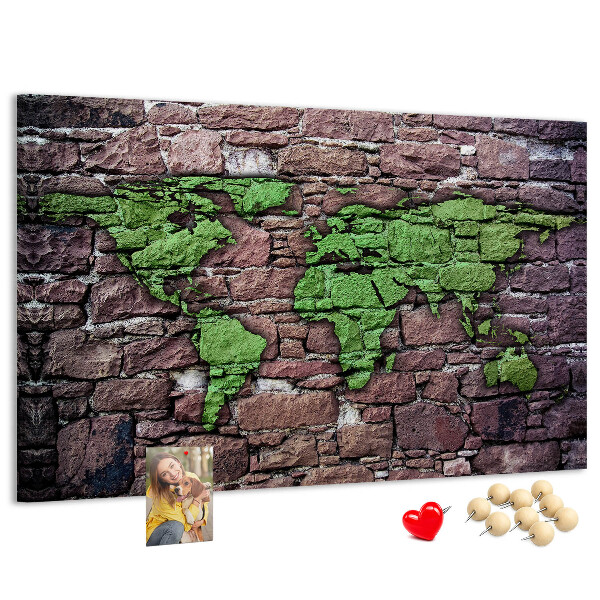 Korktafel mit Motiv einer grünen Weltkarte auf einer Steinmauer