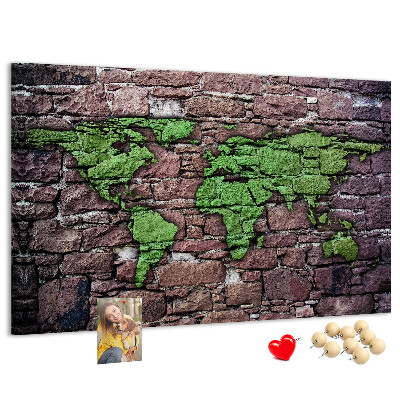 Korktafel mit Motiv einer grünen Weltkarte auf einer Steinmauer