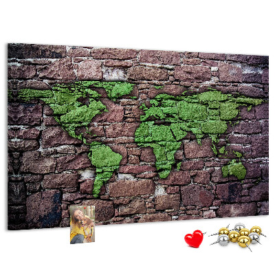 Korktafel mit Motiv einer grünen Weltkarte auf einer Steinmauer