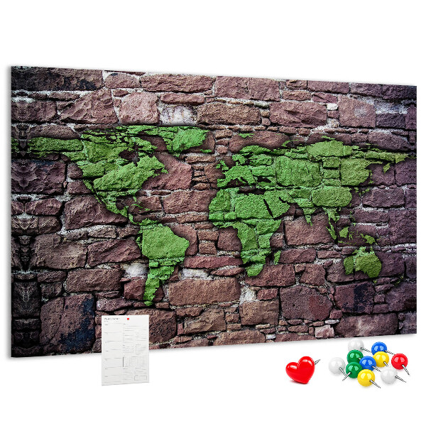 Korktafel mit Motiv einer grünen Weltkarte auf einer Steinmauer