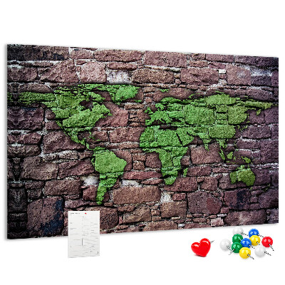 Korktafel mit Motiv einer grünen Weltkarte auf einer Steinmauer