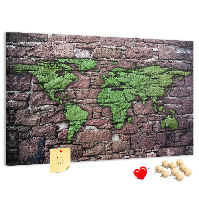 Korktafel mit Motiv einer grünen Weltkarte auf einer Steinmauer