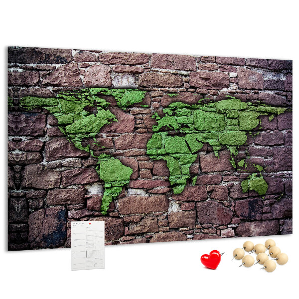 Korktafel mit Motiv einer grünen Weltkarte auf einer Steinmauer