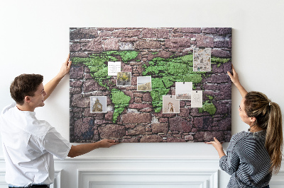 Korktafel mit Motiv einer grünen Weltkarte auf einer Steinmauer