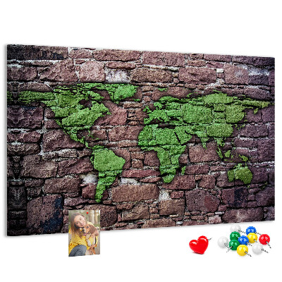 Korktafel mit Motiv einer grünen Weltkarte auf einer Steinmauer