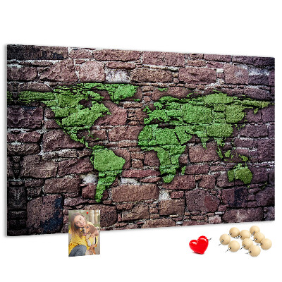 Korktafel mit Motiv einer grünen Weltkarte auf einer Steinmauer