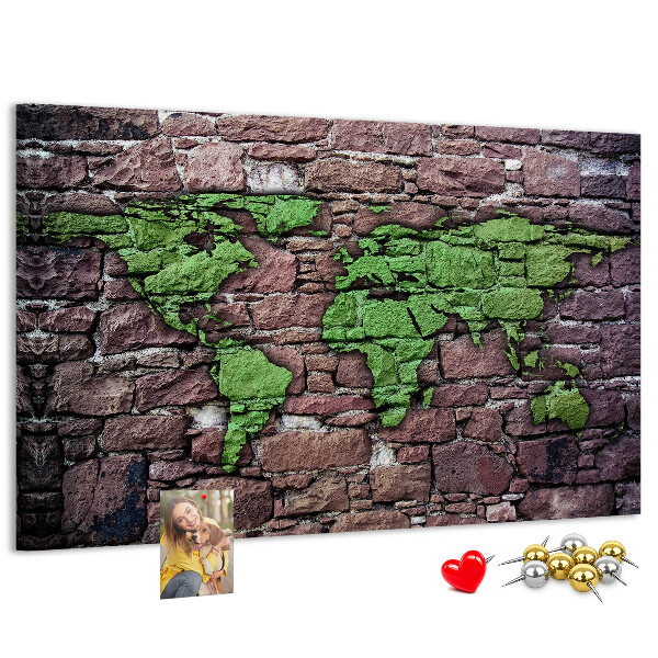 Korktafel mit Motiv einer grünen Weltkarte auf einer Steinmauer