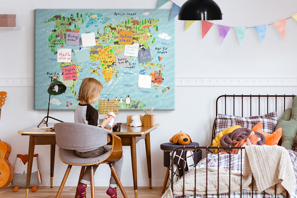 Korktafel bunte Weltkarte mit Tieren und Kontinenten