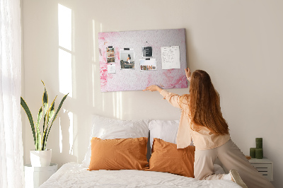 Korktafel mit Motiv zarte rosa Blüten auf hellem Hintergrund