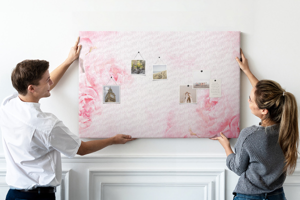 Korktafel mit Motiv zarte rosa Blüten auf hellem Hintergrund