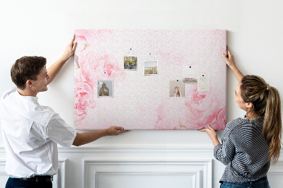 Korktafel mit Motiv zarte rosa Blüten auf hellem Hintergrund