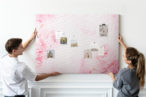 Korktafel mit Motiv zarte rosa Blüten auf hellem Hintergrund