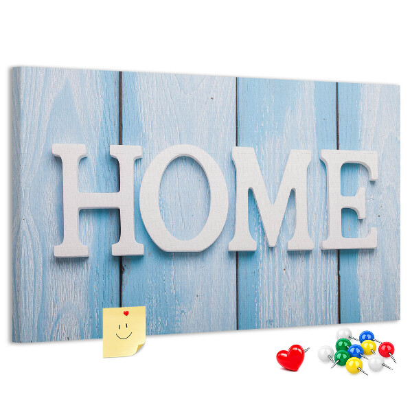 Korktafel mit stilvollem HOME-Schriftzug auf blauem Hintergrund