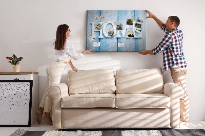 Korktafel mit stilvollem HOME-Schriftzug auf blauem Hintergrund