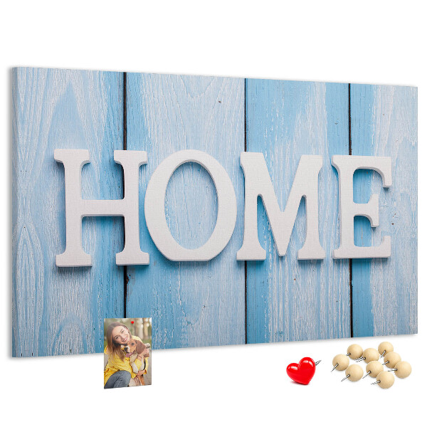 Korktafel mit stilvollem HOME-Schriftzug auf blauem Hintergrund
