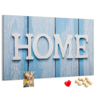 Korktafel mit stilvollem HOME-Schriftzug auf blauem Hintergrund
