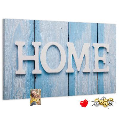 Korktafel mit stilvollem HOME-Schriftzug auf blauem Hintergrund