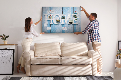 Korktafel mit stilvollem HOME-Schriftzug auf blauem Hintergrund