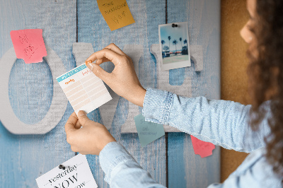 Korktafel mit stilvollem HOME-Schriftzug auf blauem Hintergrund