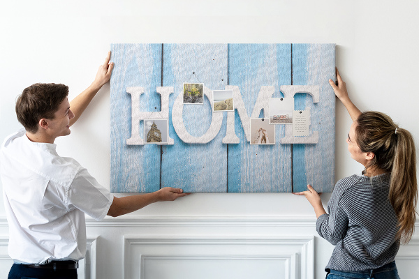 Korktafel mit stilvollem HOME-Schriftzug auf blauem Hintergrund
