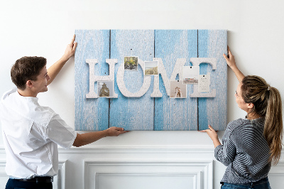 Korktafel mit stilvollem HOME-Schriftzug auf blauem Hintergrund