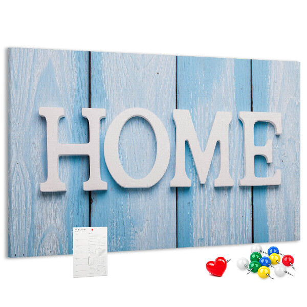 Korktafel mit stilvollem HOME-Schriftzug auf blauem Hintergrund