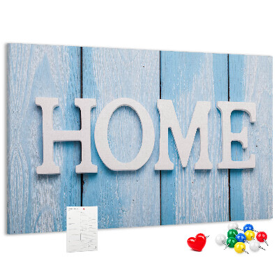 Korktafel mit stilvollem HOME-Schriftzug auf blauem Hintergrund