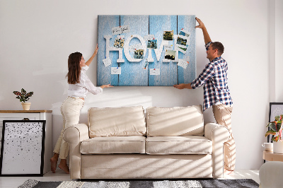 Korktafel mit stilvollem HOME-Schriftzug auf blauem Hintergrund