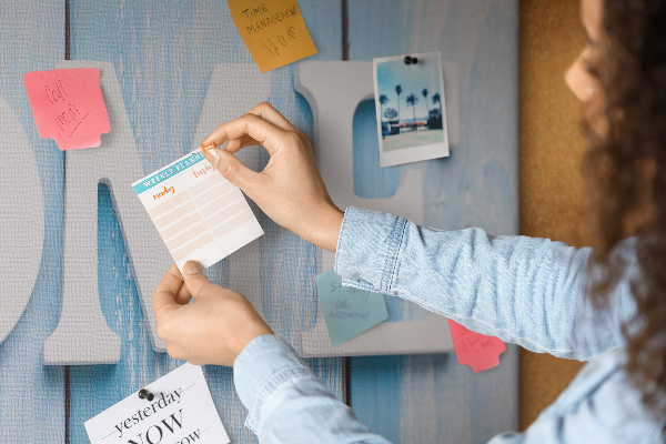 Korktafel mit stilvollem HOME-Schriftzug auf blauem Hintergrund