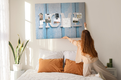 Korktafel mit stilvollem HOME-Schriftzug auf blauem Hintergrund