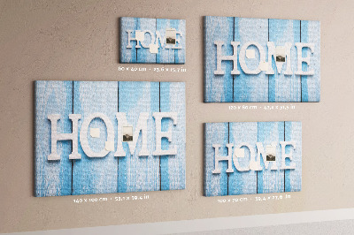 Korktafel mit stilvollem HOME-Schriftzug auf blauem Hintergrund