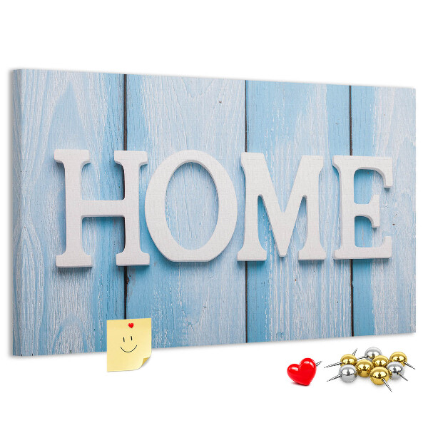 Korktafel mit stilvollem HOME-Schriftzug auf blauem Hintergrund