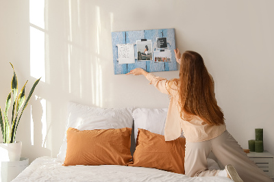 Korktafel mit stilvollem HOME-Schriftzug auf blauem Hintergrund