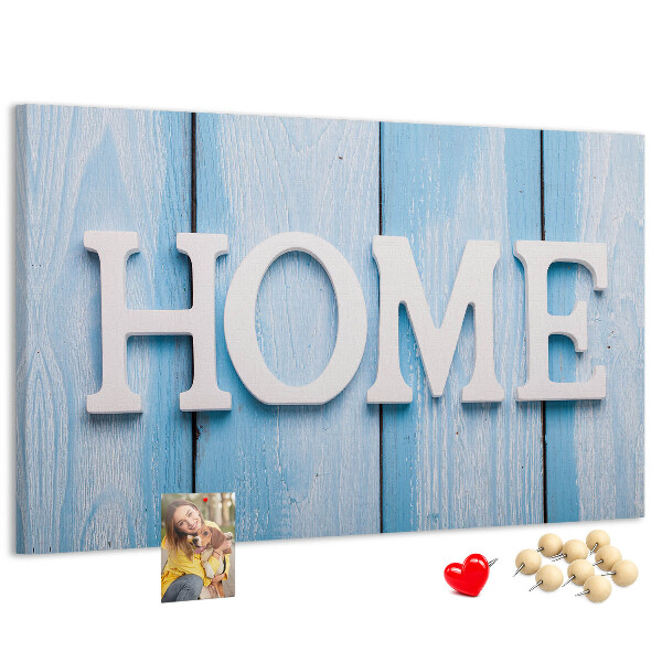 Korktafel mit stilvollem HOME-Schriftzug auf blauem Hintergrund