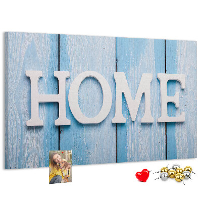 Korktafel mit stilvollem HOME-Schriftzug auf blauem Hintergrund