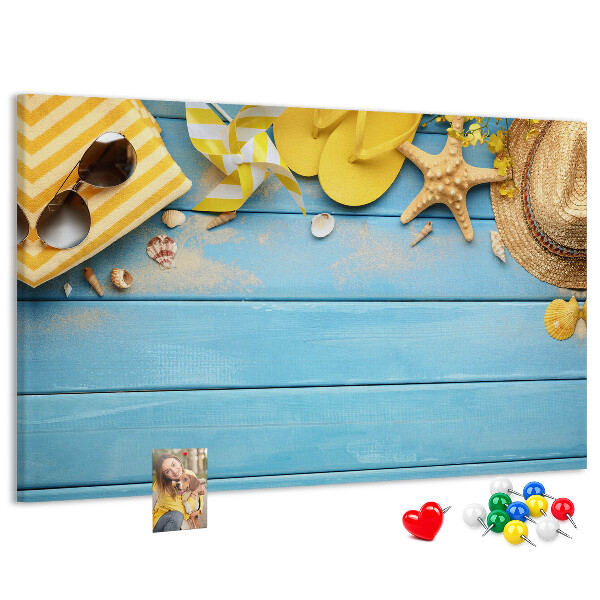 Wandbild mit Korkrückwand Sommer am Strand mit farbenfrohen Accessoires