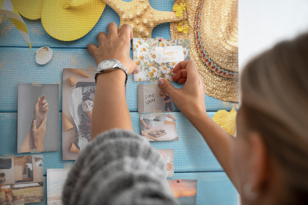 Wandbild mit Korkrückwand Sommer am Strand mit farbenfrohen Accessoires