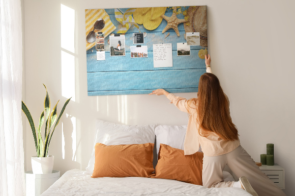 Wandbild mit Korkrückwand Sommer am Strand mit farbenfrohen Accessoires
