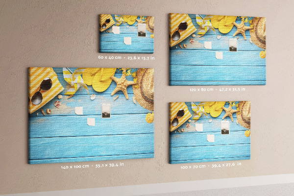 Wandbild mit Korkrückwand Sommer am Strand mit farbenfrohen Accessoires