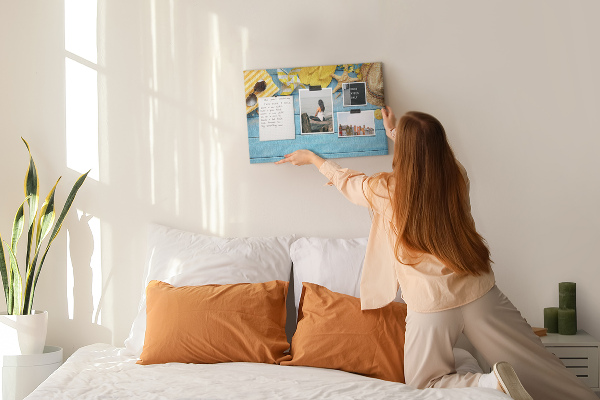 Wandbild mit Korkrückwand Sommer am Strand mit farbenfrohen Accessoires